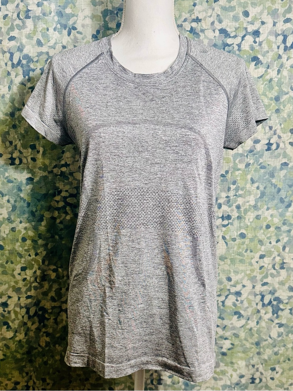 Lululemon Gray Seamless Short Sleeve Performance Top Size M Approx